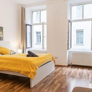 Peaceful 1br Apt. Near Metro Station Langenfeldg. Apartamento Viena